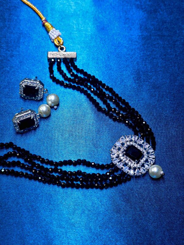 Black and white jewellery set with necklace and earrings