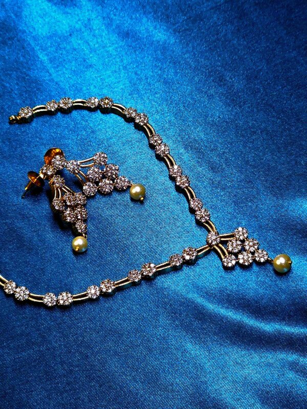 Grape design jewellery set with white stones and elegant gold finish