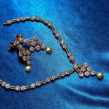 Grape design jewellery set with white stones and elegant gold finish