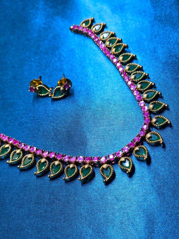 Green leaf jewellery set with necklace and matching earrings