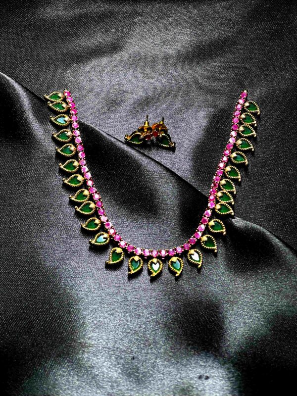 Green leaf design jewellery set with necklace and earrings
