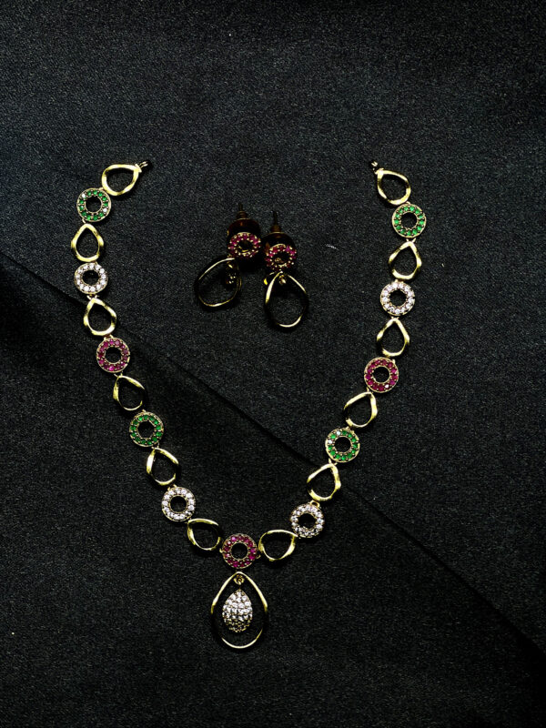 Oval-shaped designer jewellery set with necklace and matching earrings