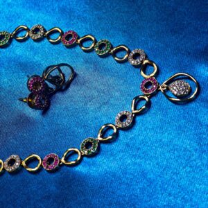 Oval design traditional jewellery set with necklace and matching earrings