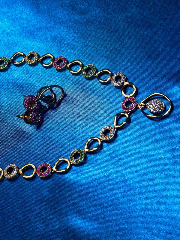 Oval design traditional jewellery set with necklace and matching earrings