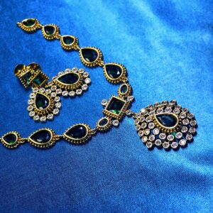 Single green gemstone jewelry set with necklace and earrings