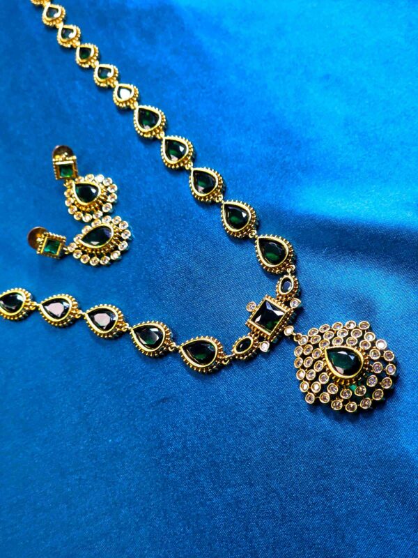 Elegant single green gem jewellery set with necklace and matching earrings