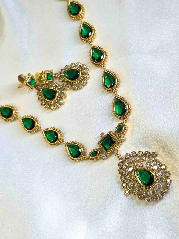 Single green gem jewelry set with necklace and earrings