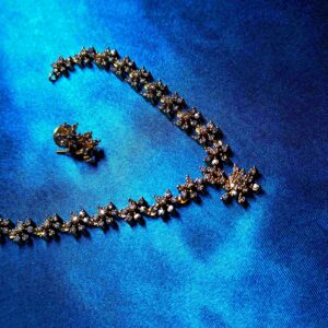 Single star pattern jewellery set with matching earrings and necklace