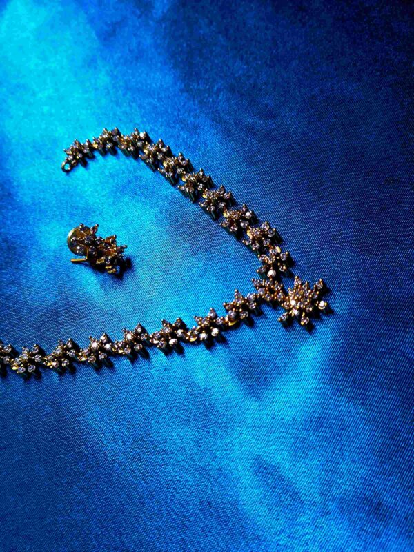 Single star pattern jewellery set with matching earrings and necklace