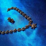 Single star pattern jewellery set with matching earrings and necklace