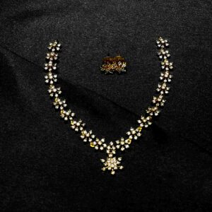 Single star pattern jewellery set with matching earrings and necklace