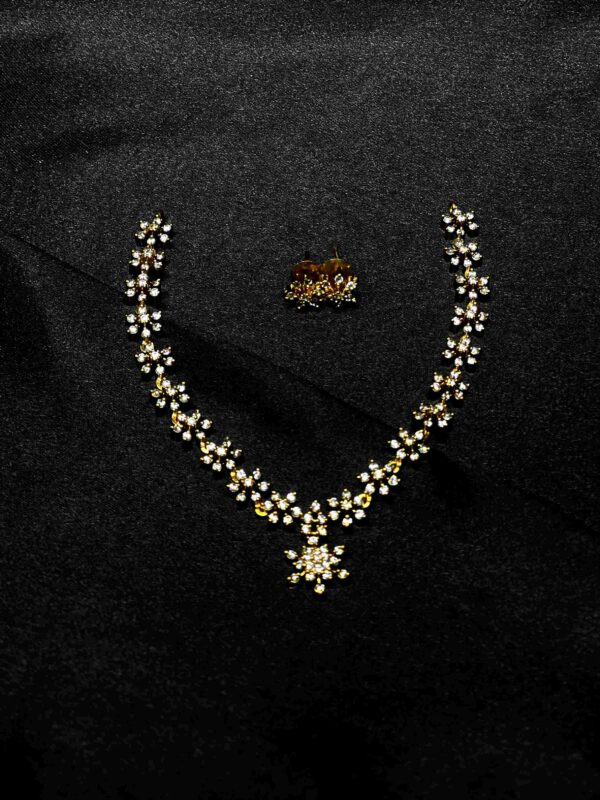 Single star pattern jewellery set with matching earrings and necklace