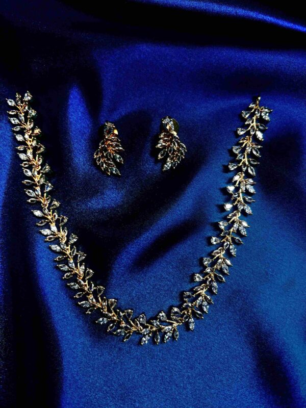 White leaf pattern jewellery set with elegant design for women