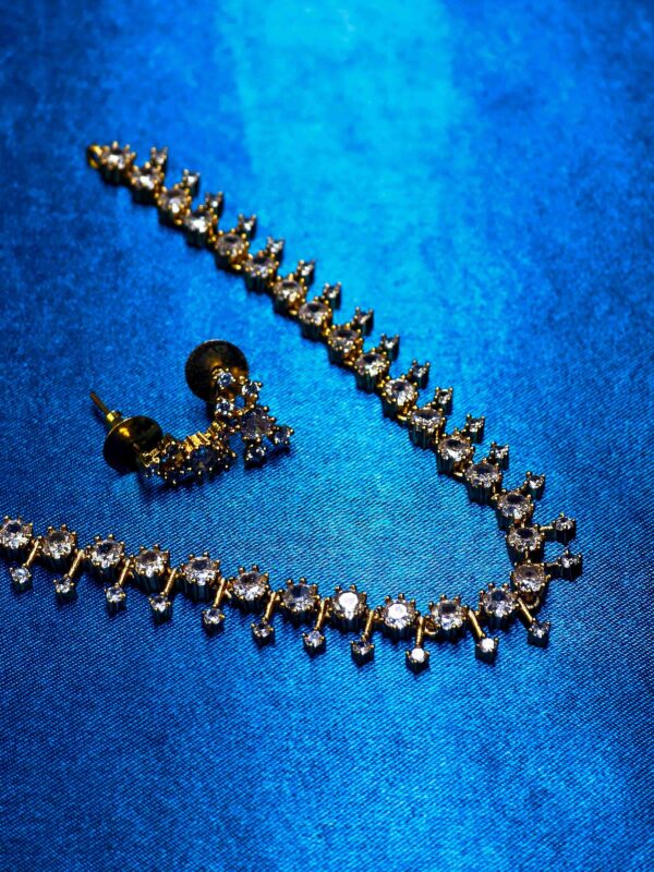 Single line design jewellery set with elegant necklace and matching earrings