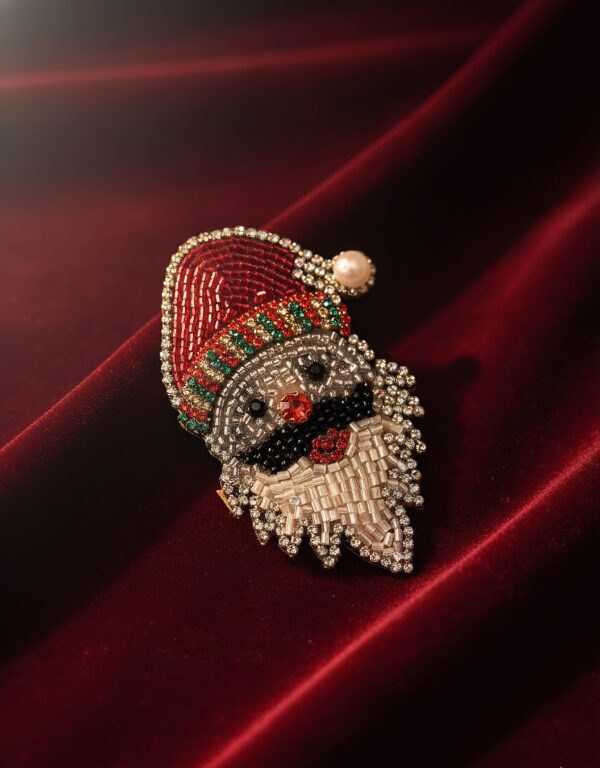 Christmas brooches head