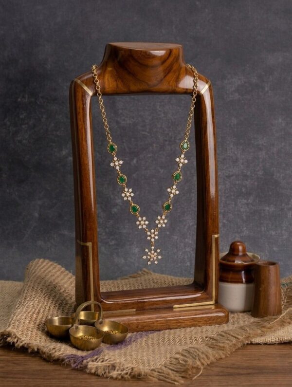 Elegant Emerald & Diamond Floral Gold Necklace Elegant Emerald & Diamond Floral Gold Necklace